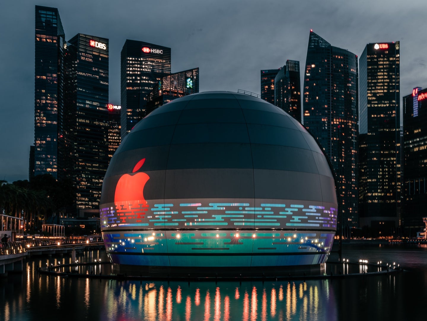 Exterior of spherical Apple store in Singapore in the evening.