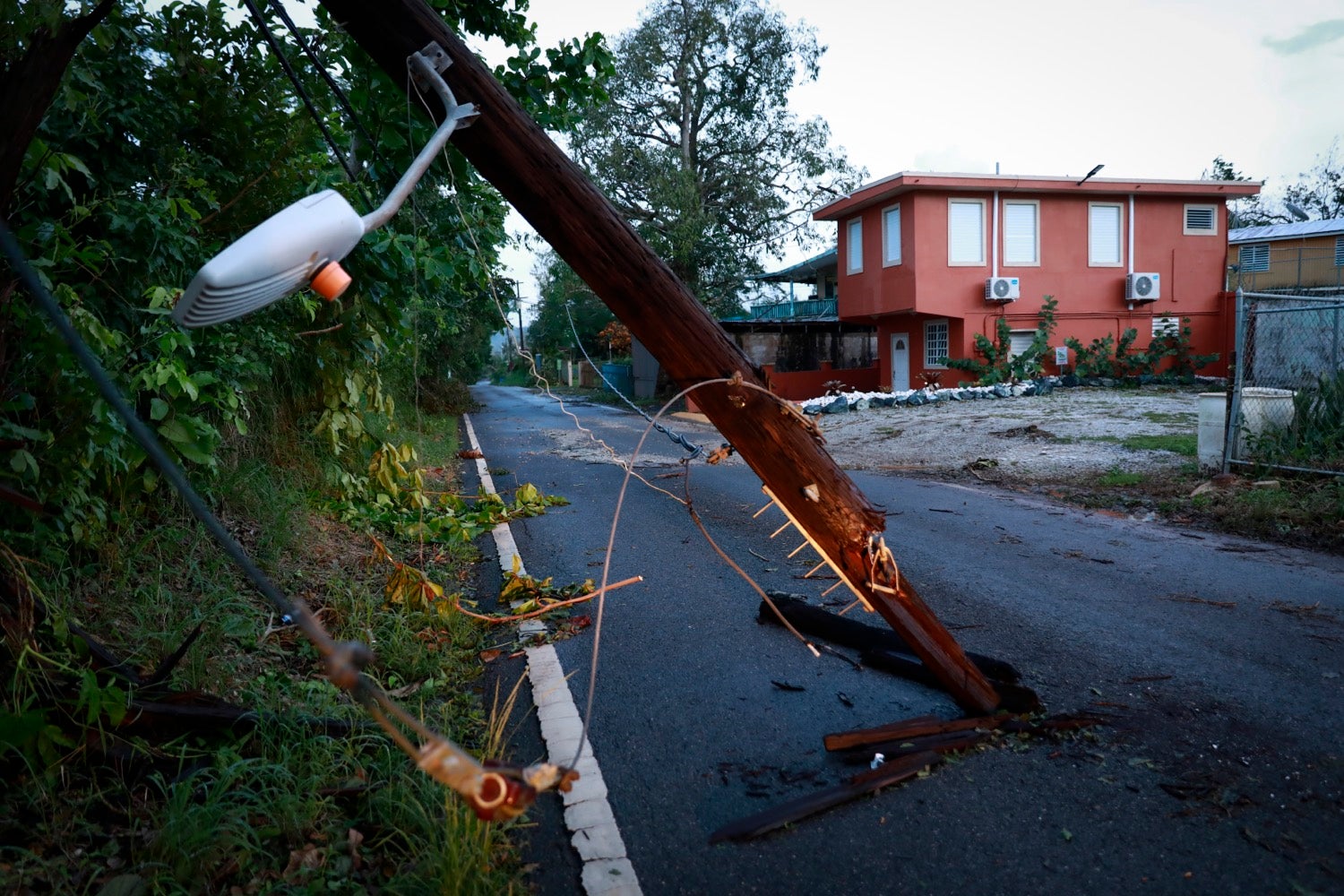 ¿Qué se necesitaría para que la red eléctrica de Puerto Rico sea a prueba de huracanes?