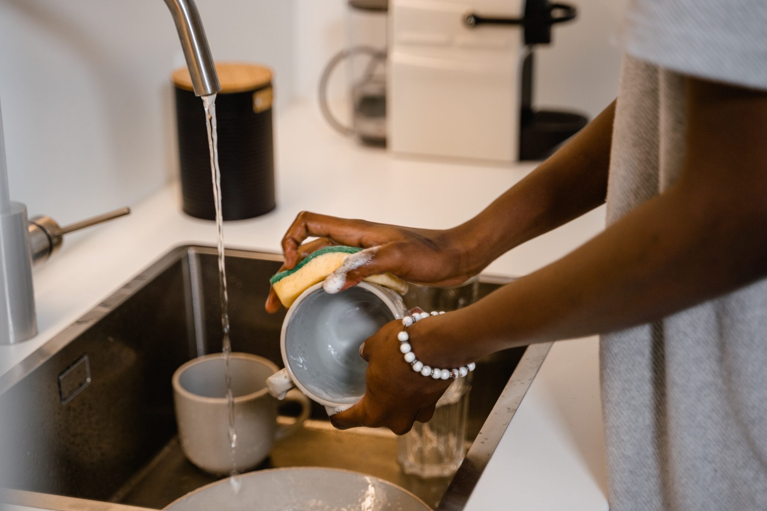 Can we sustainably wash dishes with steam?