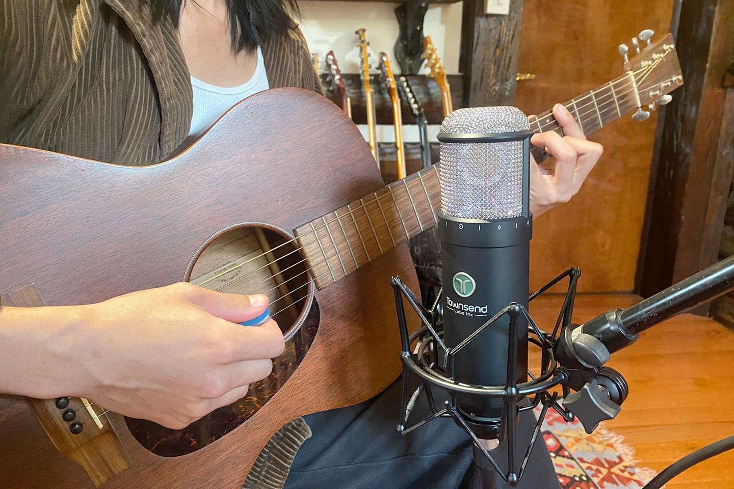 Twonsend Labs Sphere L22 modeling mic and an acoustic guitar