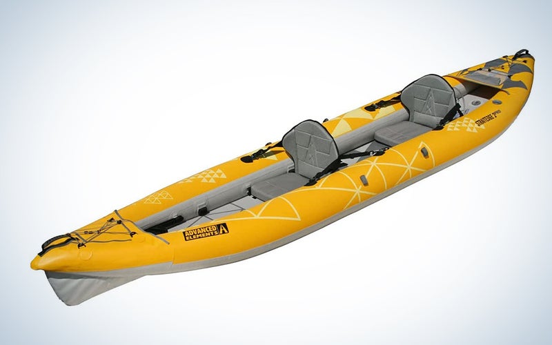 Un kayak inflable amarillo sobre un fondo azul y blanco.
