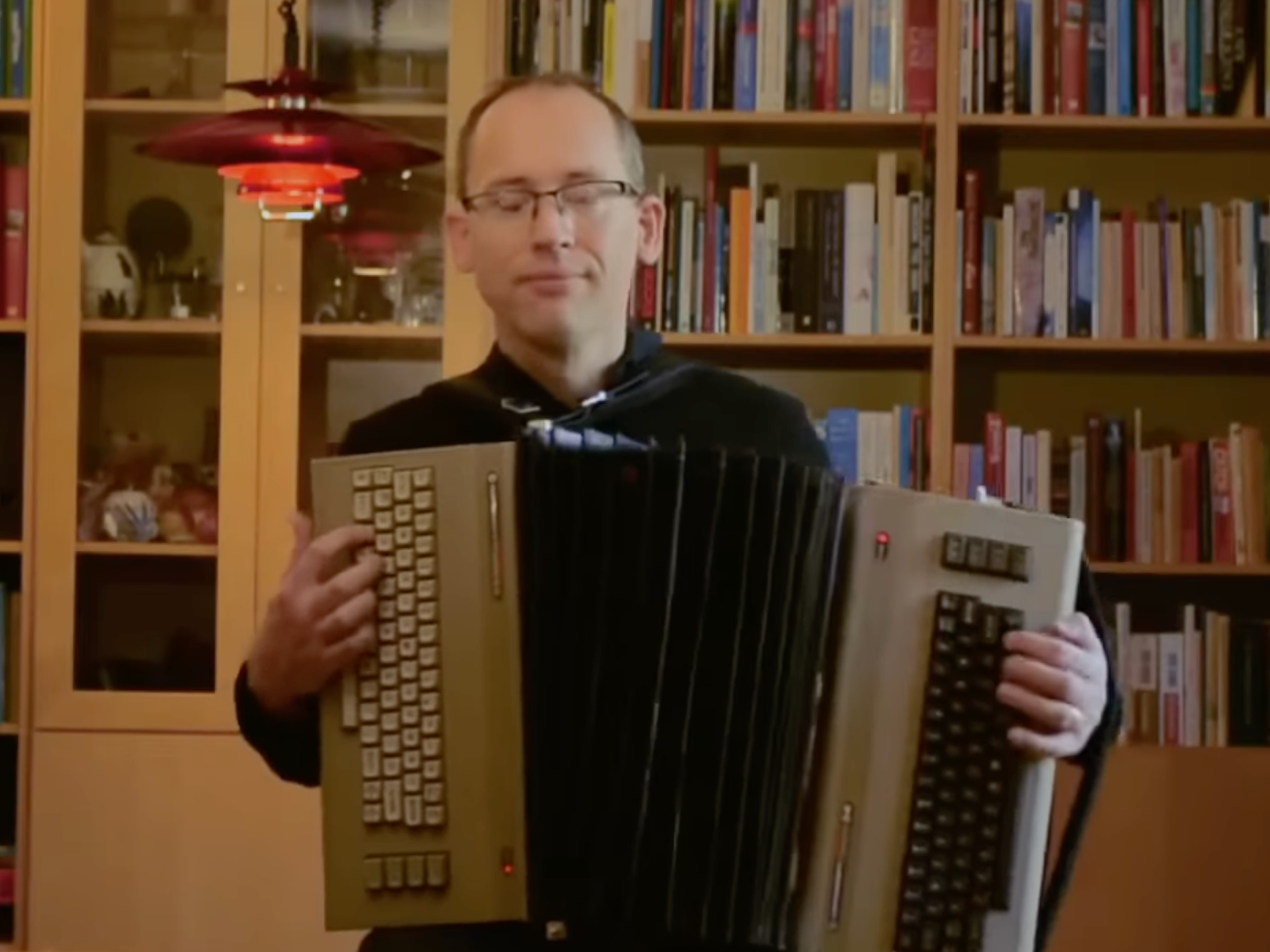 Un ingénieur fait de la musique avec des ordinateurs Commodore 64