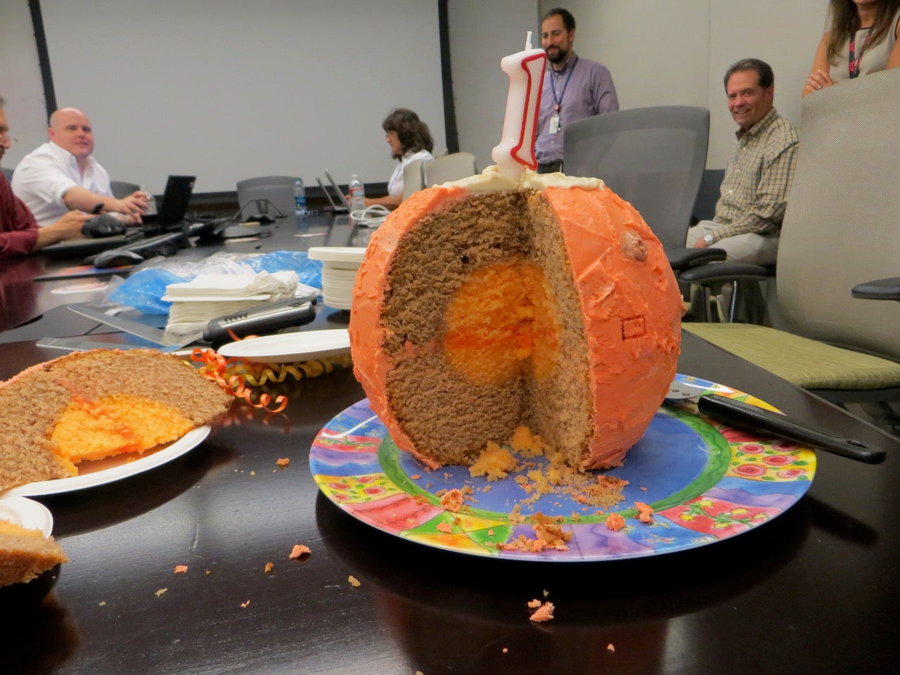 Un pastel con forma de Marte con una vela de cumpleaños número 1 encima