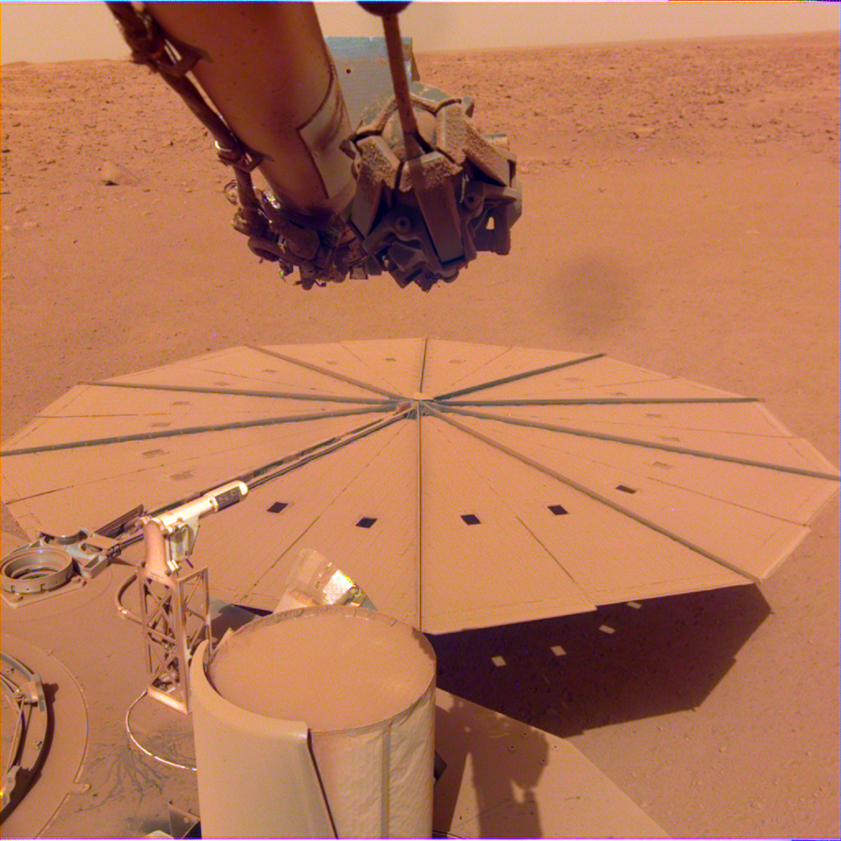 Un panneau solaire circulaire est recouvert de poussière rouge sur Mars