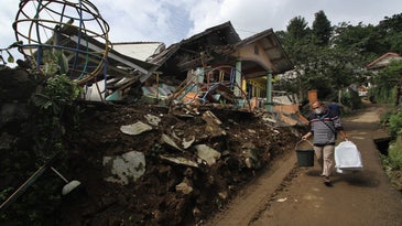 Aftershocks hit Indonesia after deadly 5.6-magnitude earthquake