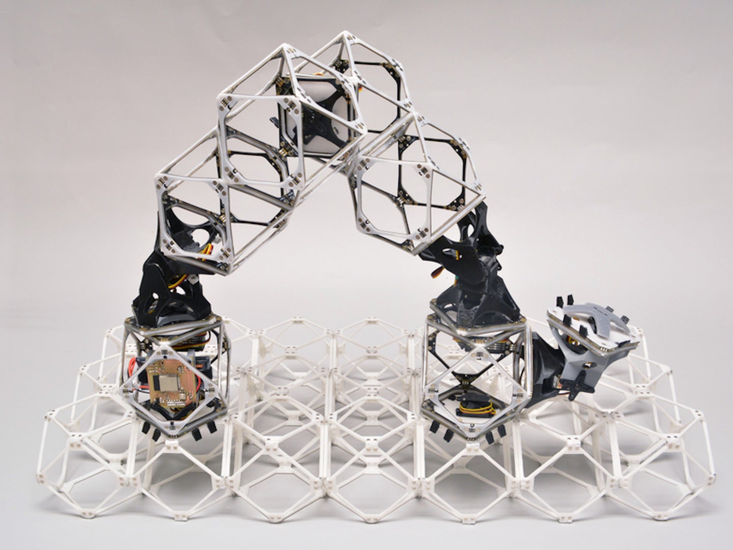 MIT swarm robots constructing object using voxel building blocks