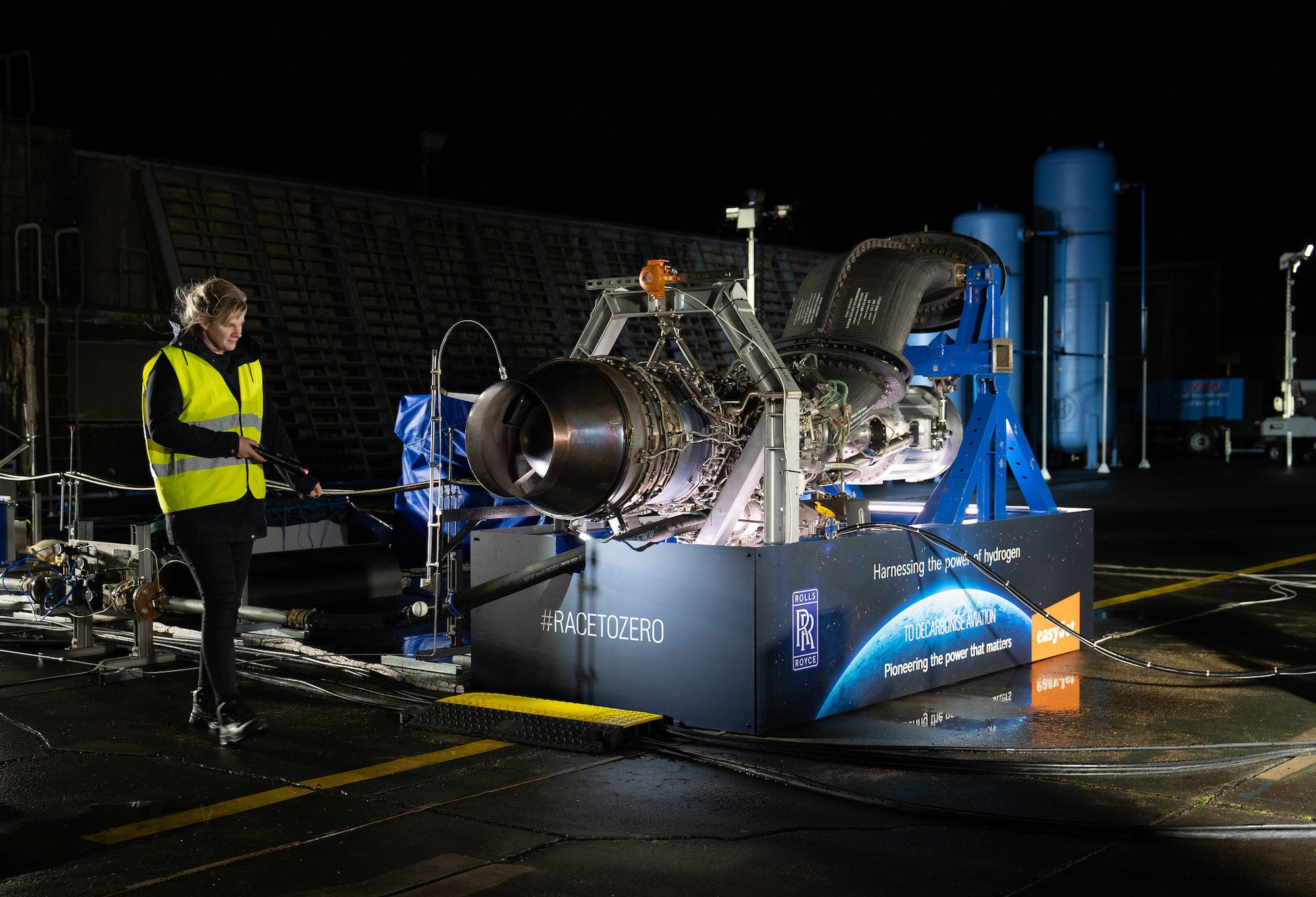 El motor de un avión quema hidrógeno durante una prueba en tierra