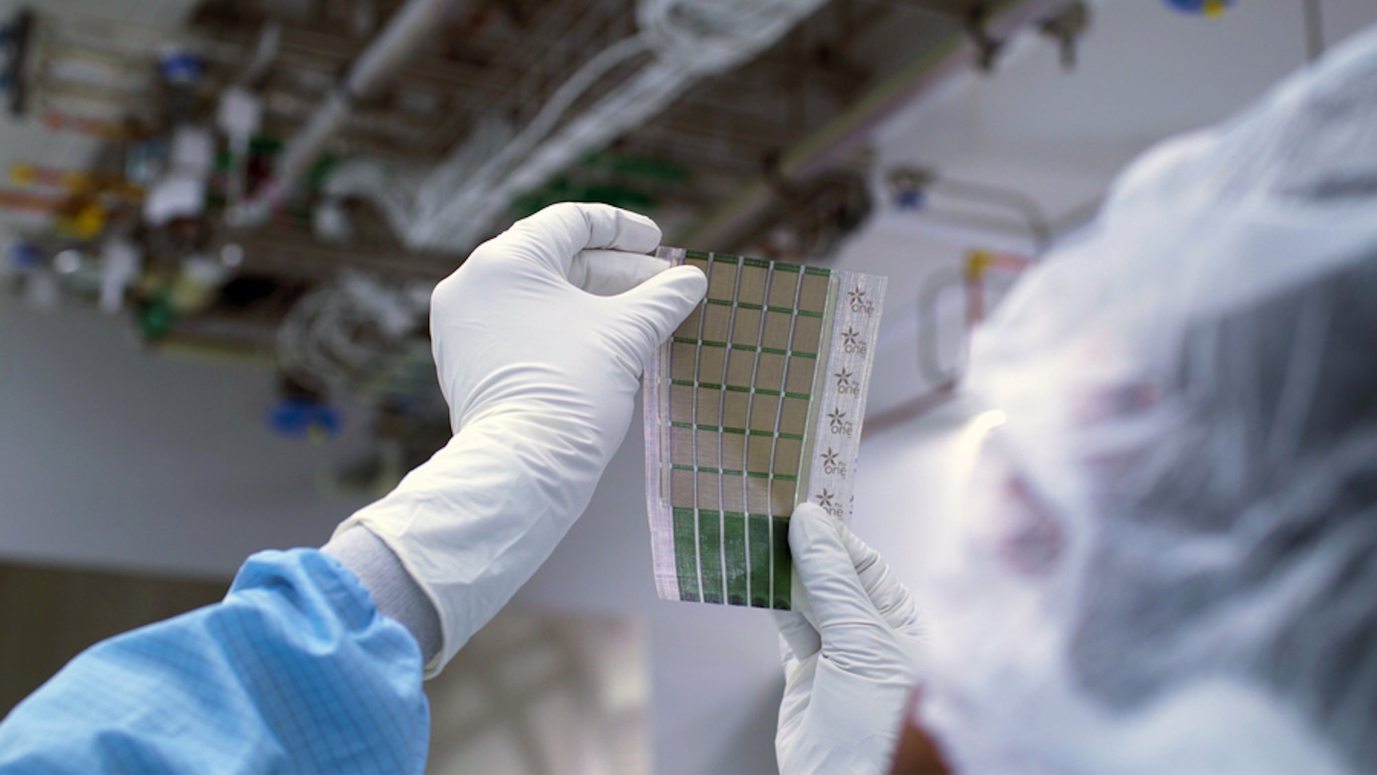 Científicos del MIT crean paneles solares tan delgados como un cabello humano