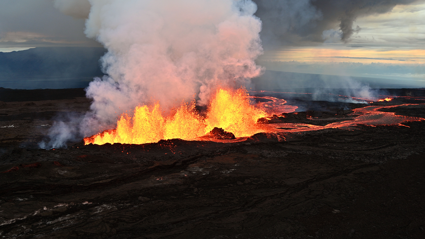 Firey lava flows from the Mauna Loa volcano in Hawaii.
