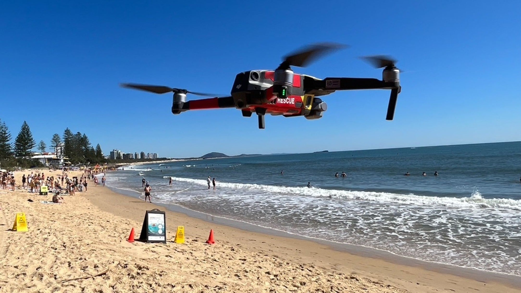 Los drones son una forma respetuosa con los tiburones de mantener las playas seguras