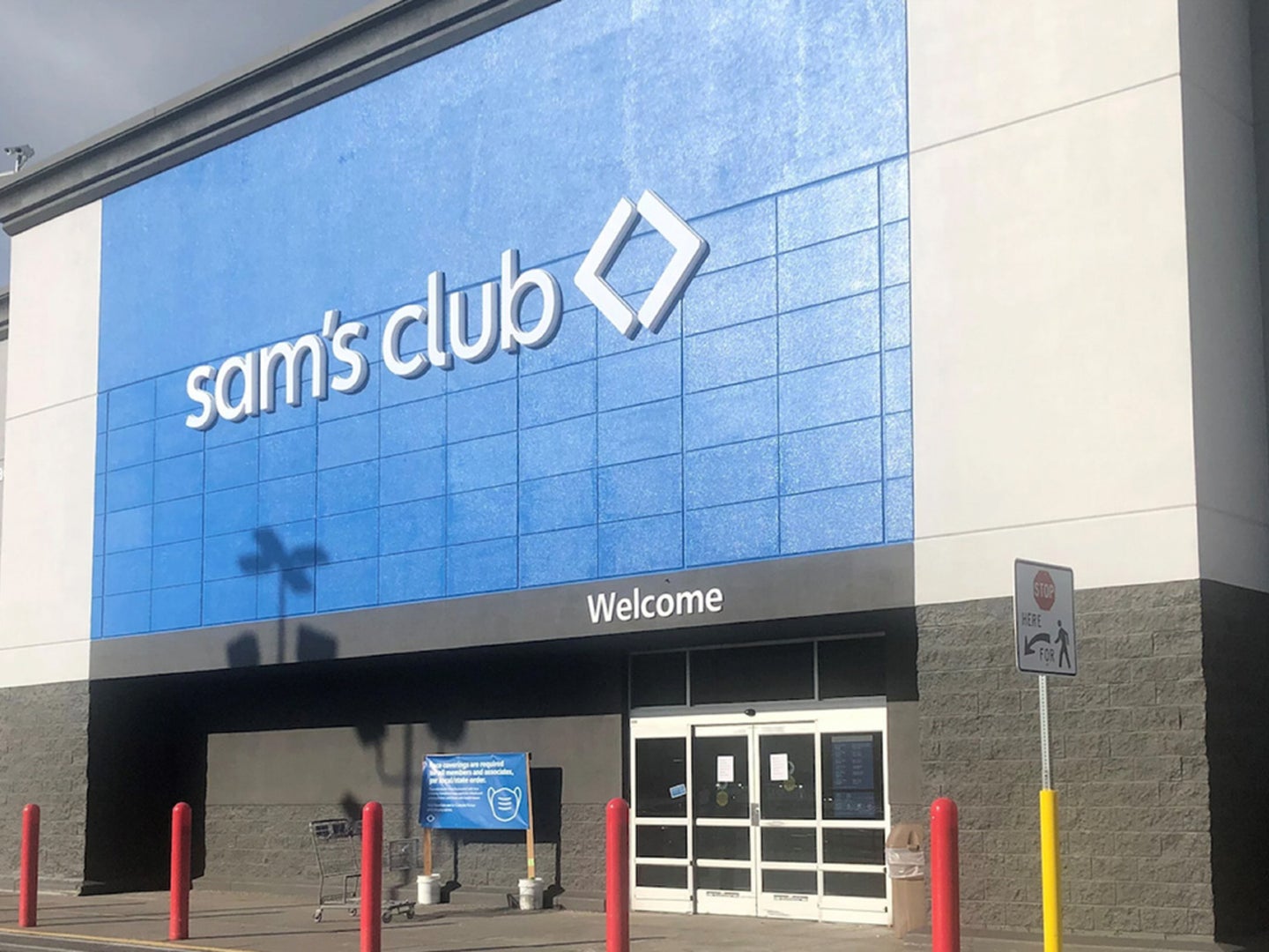 The outside of a sam's club