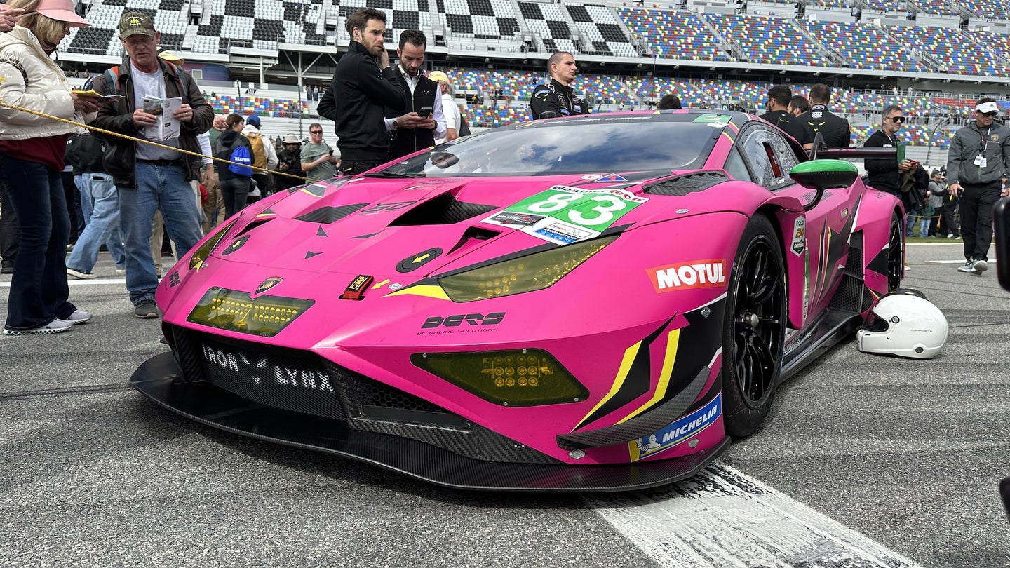 At Daytona International Speedway, one of the teams, the Iron Dames, piloted a hot pink Huracán. 