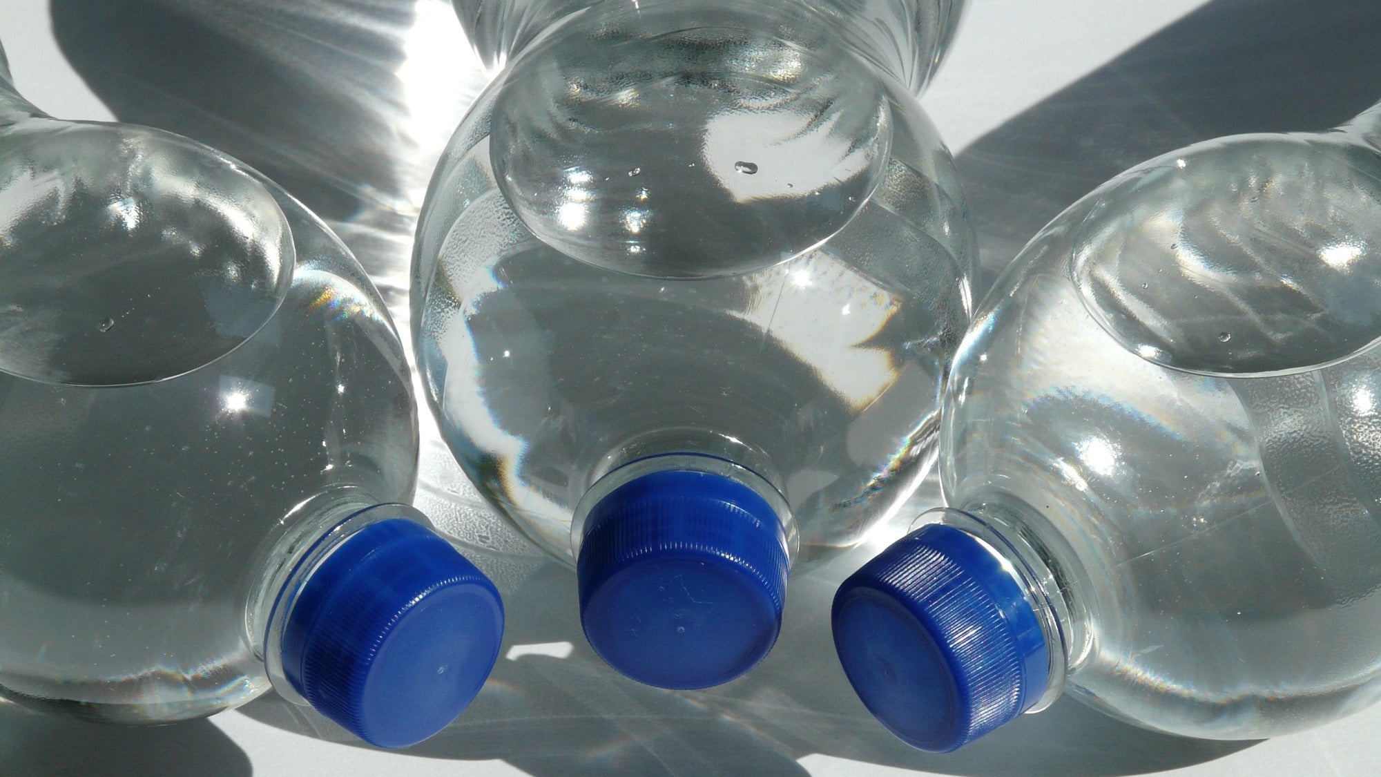 Las botellas de plástico dificultan el acceso universal al agua potable