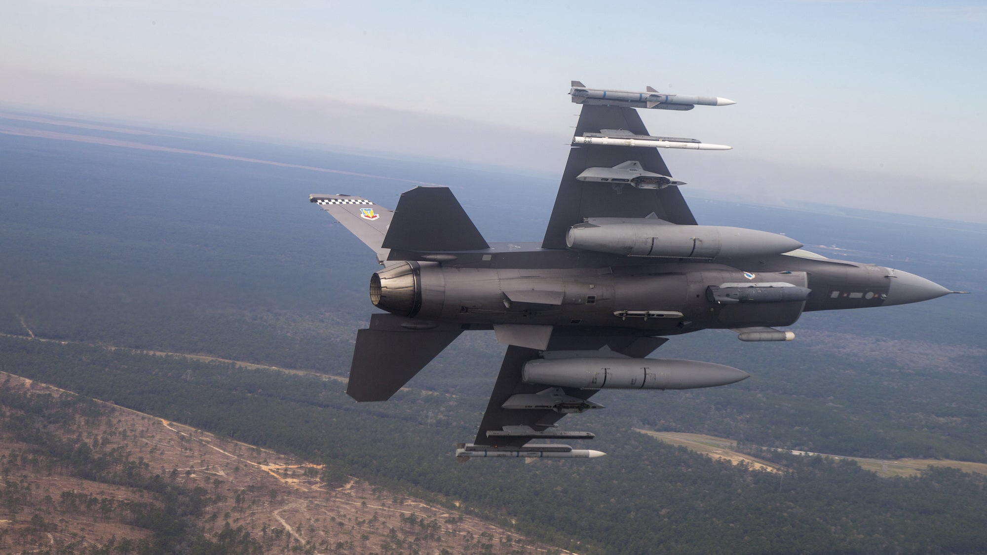 El plan VENOM de la Fuerza Aérea es para F-16 con capacidad de combate