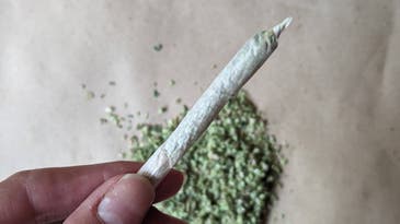 A step-by-step guide to rolling a joint