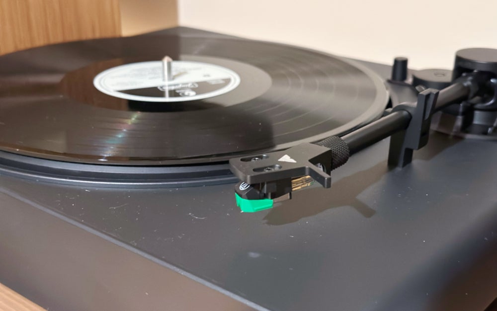 The Stream Onyx's tone arm and cartridge held in its natural resting place. 