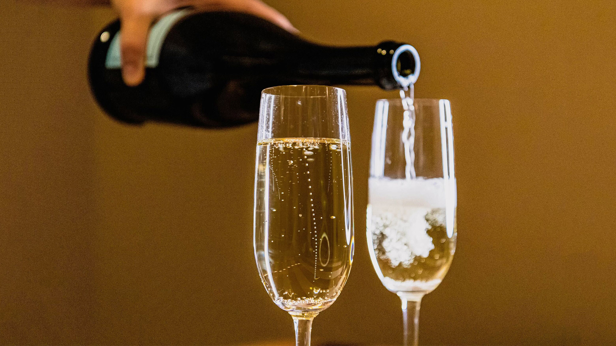 The physics of champagne’s fascinating fizz