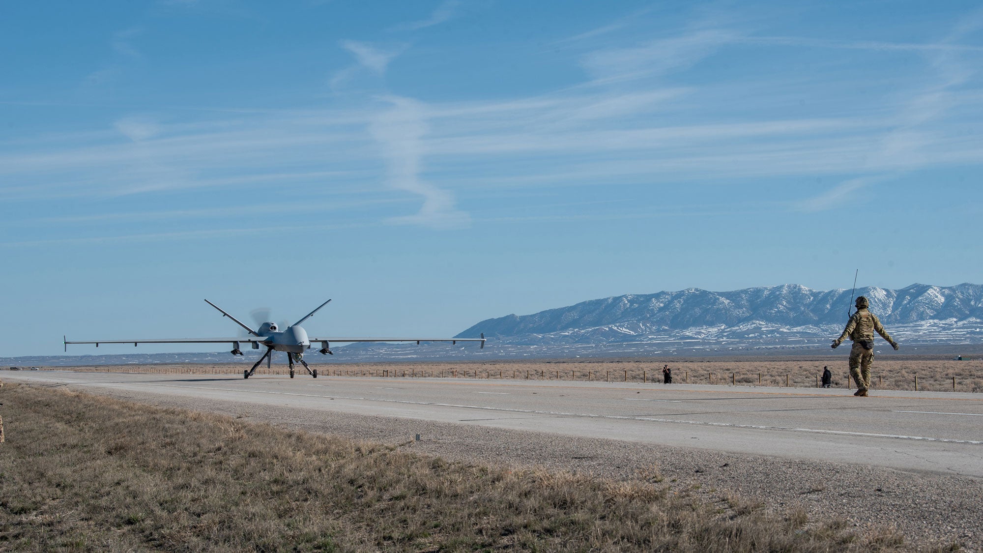 Mira cómo un gran dron Reaper aterriza en una carretera