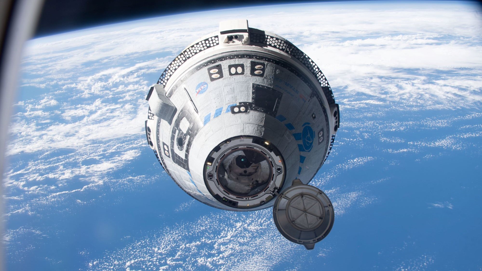 A Boeing Starliner capsule approaches the ISS.