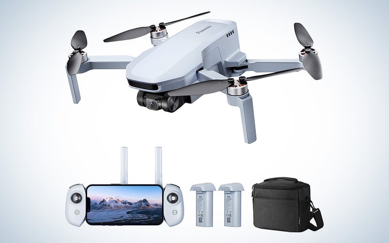 Potensic Atom SE drone with its accessories on a plane background