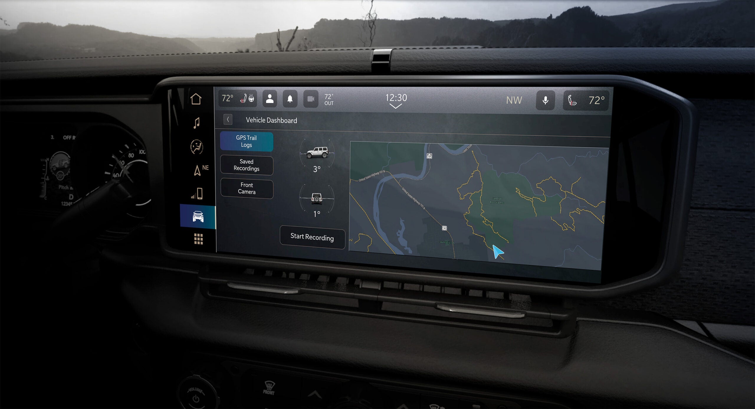 Interior Jeep® Wrangler 2024 dilengkapi radio layar sentuh Uconnect 5 12,3 inci baru dengan GPS Trails Log yang tersedia, memungkinkan pelanggan memasukkan titik arah dan menyimpan rute jejak pribadi.
