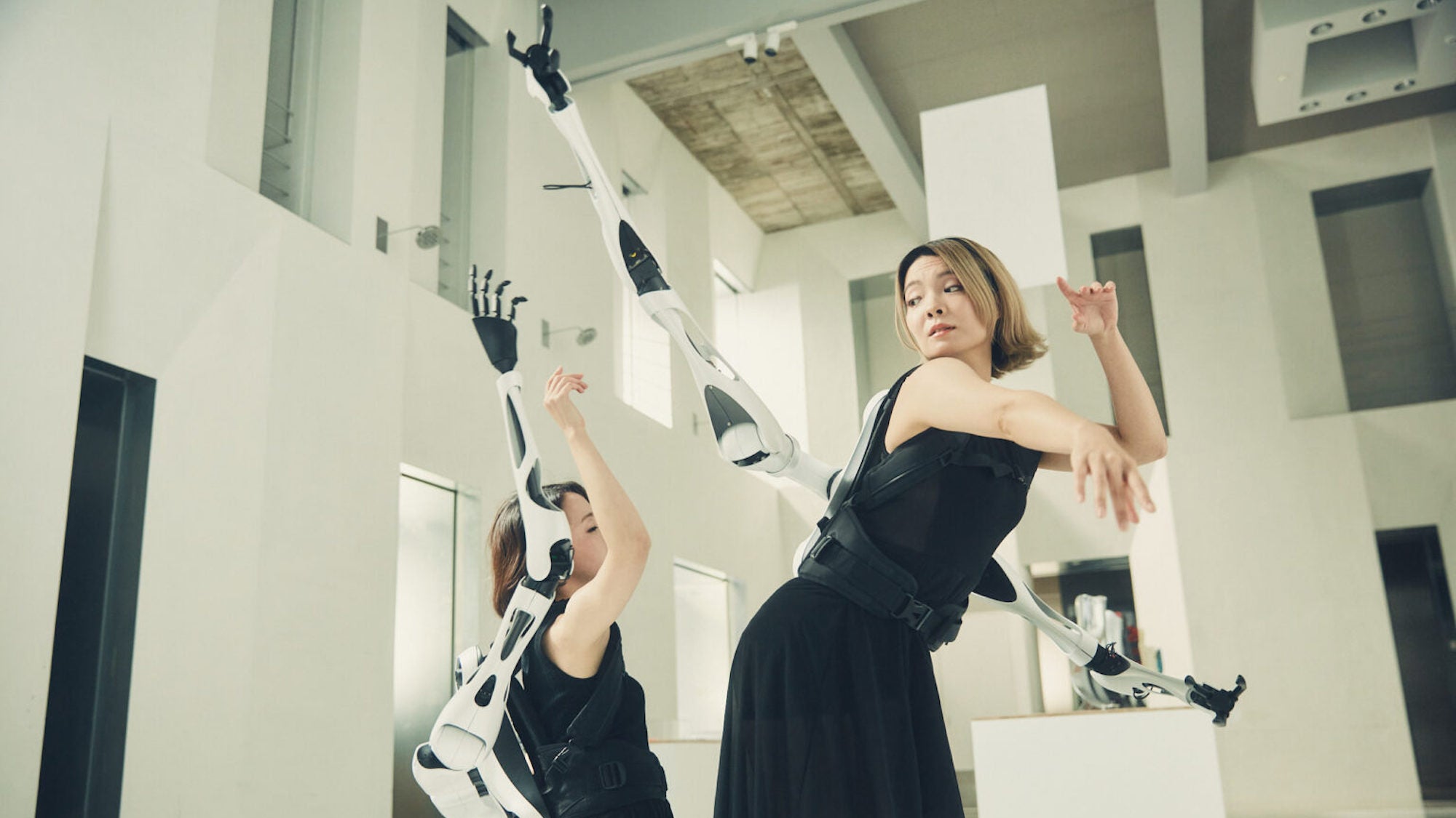 Brazos robóticos convierten a bailarines en arañas cyborg