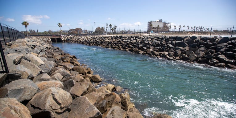 How energy from waves might simplify desalination
