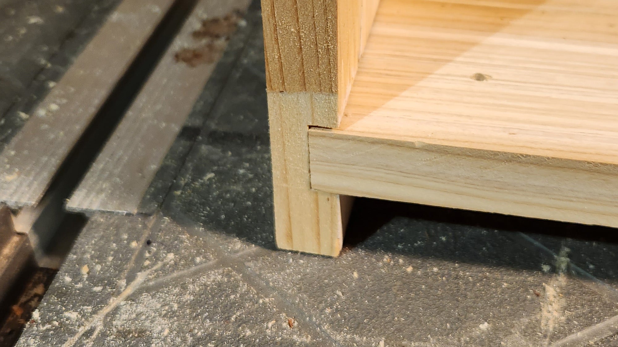 Learning how to use dados to join wood will render strong, durable joints. 