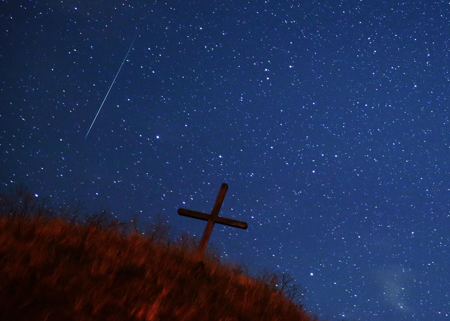 Breaking News GROSSMUGL, AUSTRIA - AUGUST 13: A meteor streaks across the evening sky above Leeberg hill one day of the Perseid meteor bathe on August 13, 2023 in Grossmugl, Austria. (Photo by Heinz-Peter Bader/Getty Photos)