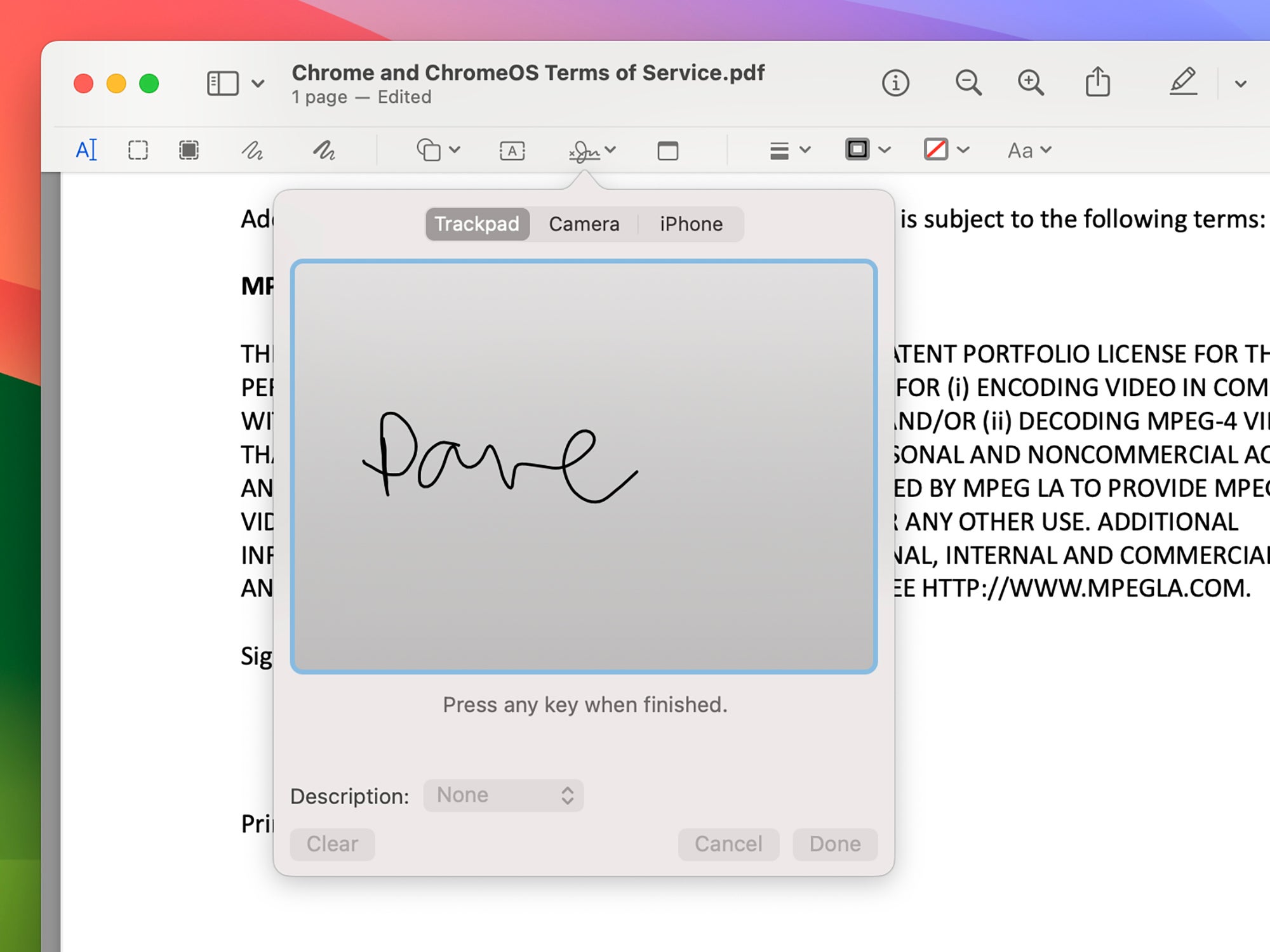 Человек подписывает PDF-документ в программе «Просмотр» на MacOS.