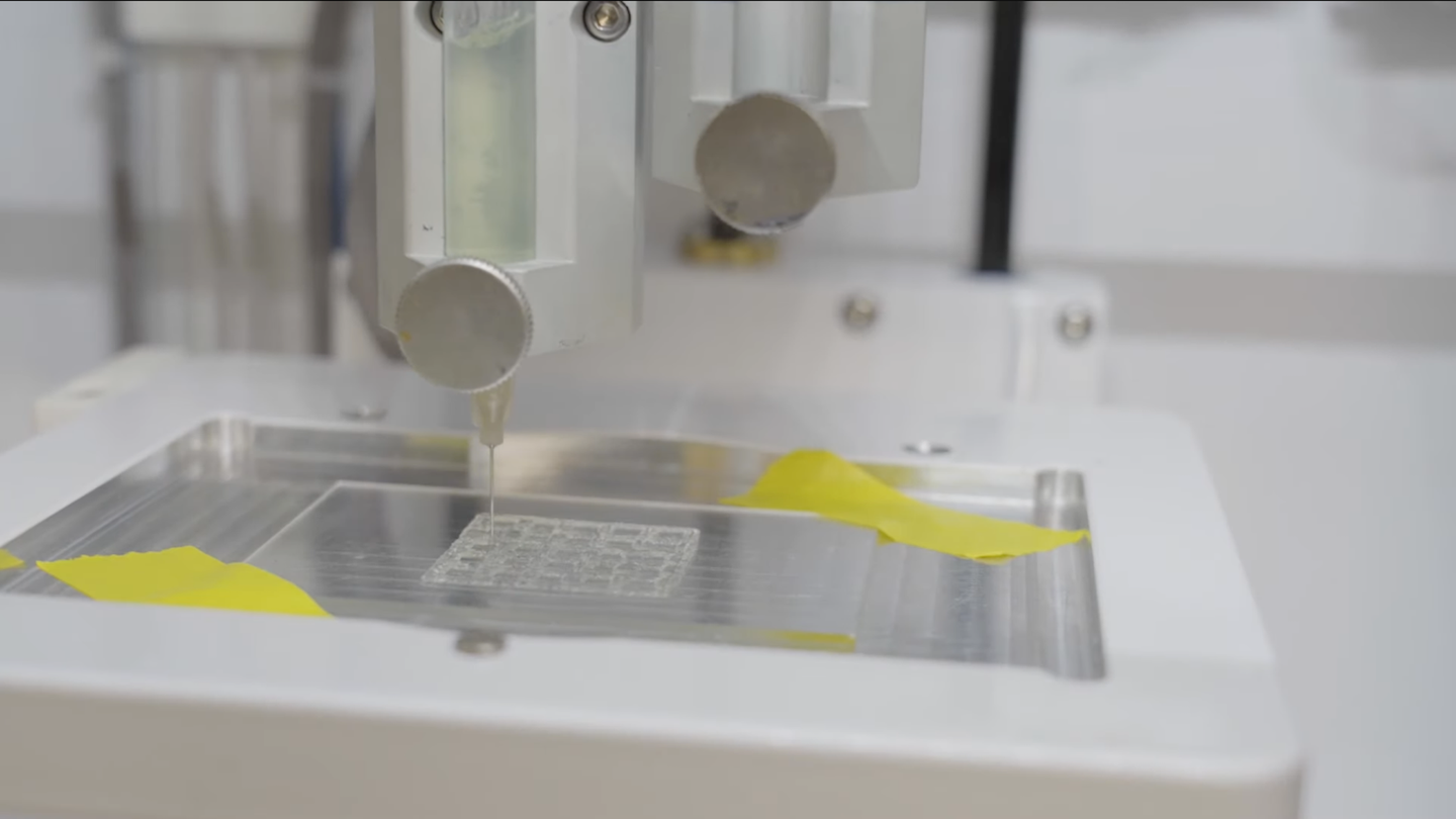 3D printer making algae-based water decontaminate