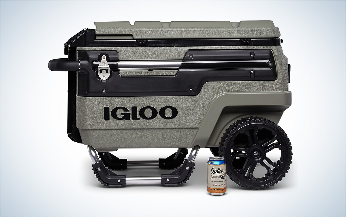An olive green Igloo Premium Trailmate Cooler is placed against a white background with a gray gradient.