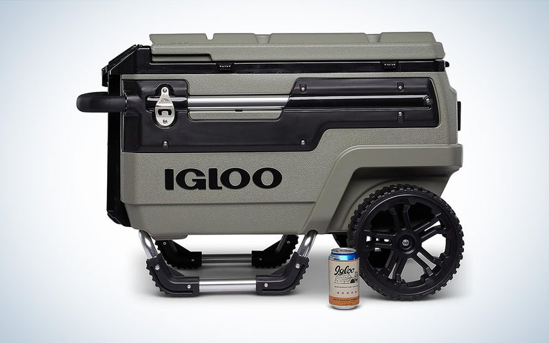 An olive green Igloo Premium Trailmate Cooler is placed against a white background with a gray gradient.