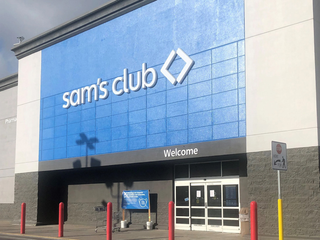 The exterior of a sam's club.