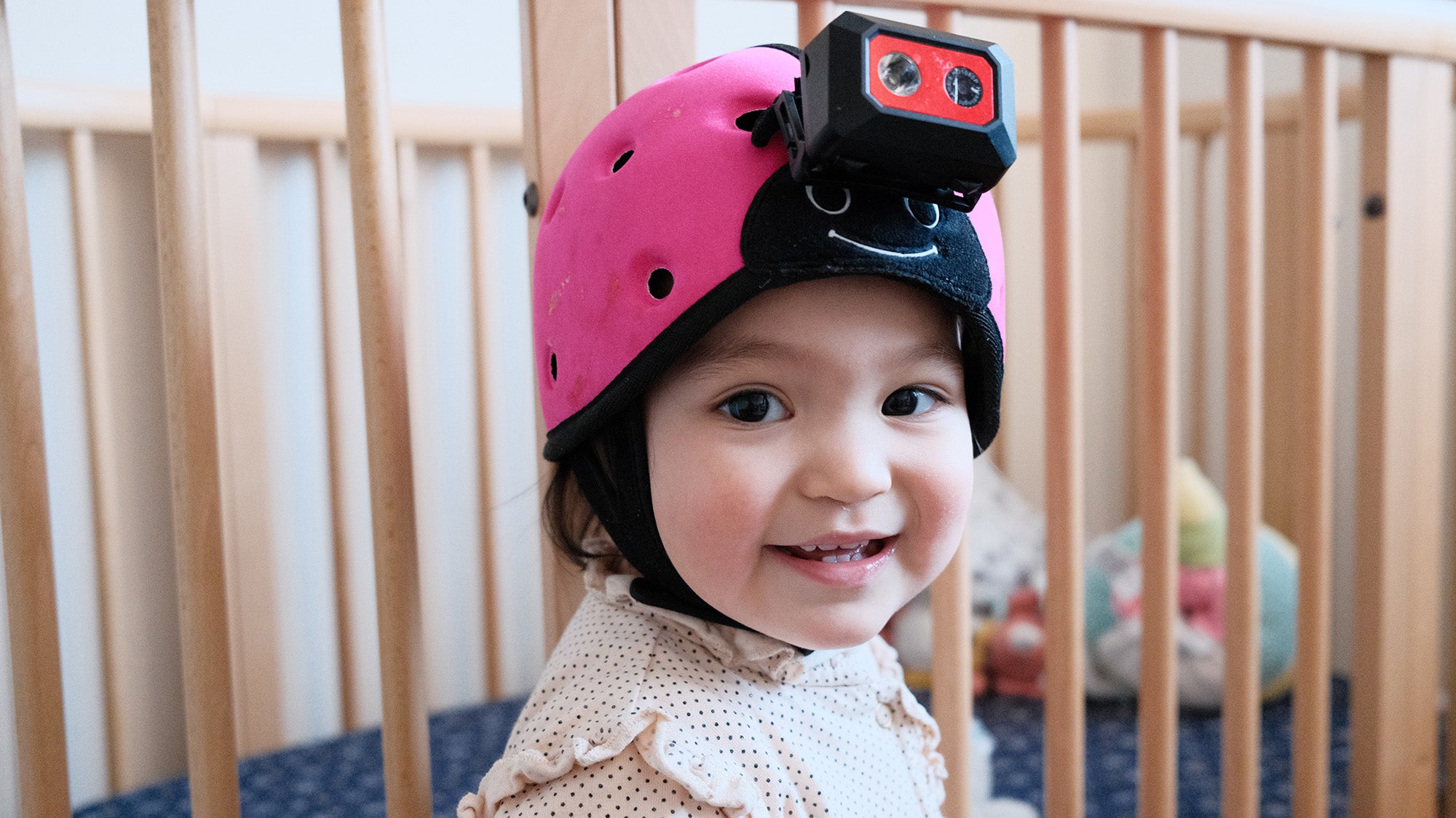 Cómo un bebé con una cámara en la cabeza enseñó a la IA a aprender palabras