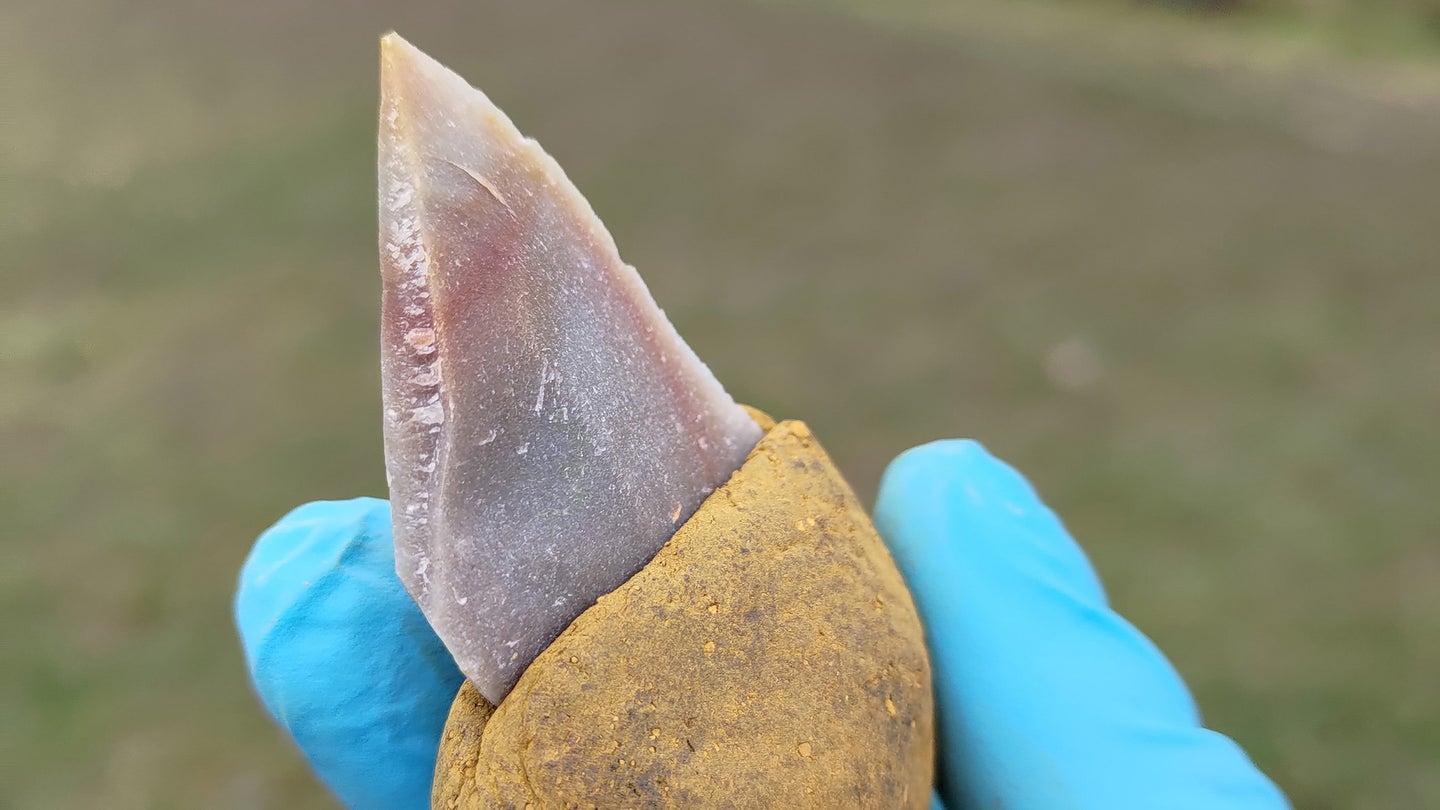 The stone tool was glued into a handle with an adhesive that is made of liquid bitumen, with the addition of 55 percent ochre. It is no longer sticky and can be handled easily.