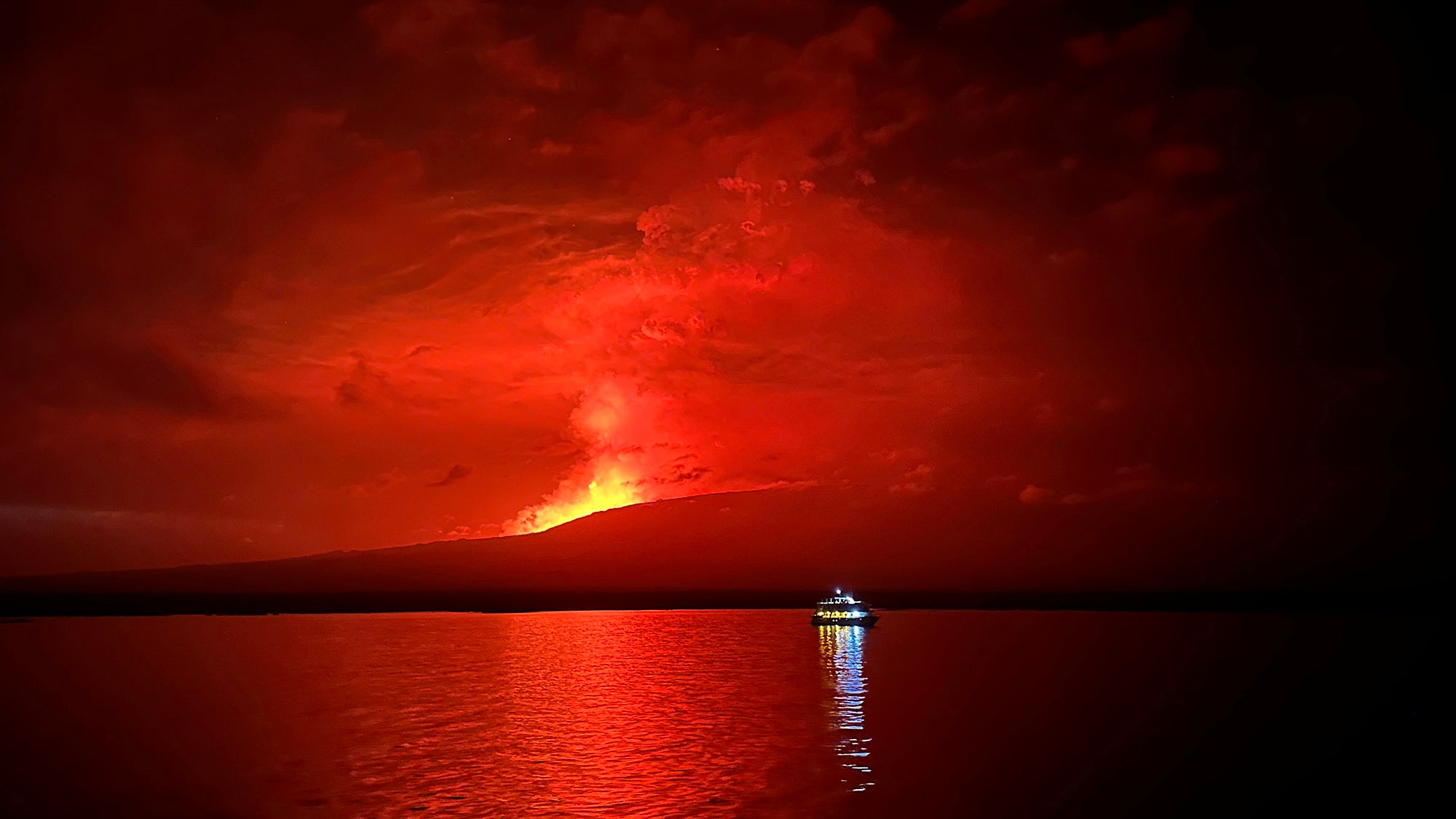 Volcán en isla de Galápagos arroja lava al mar