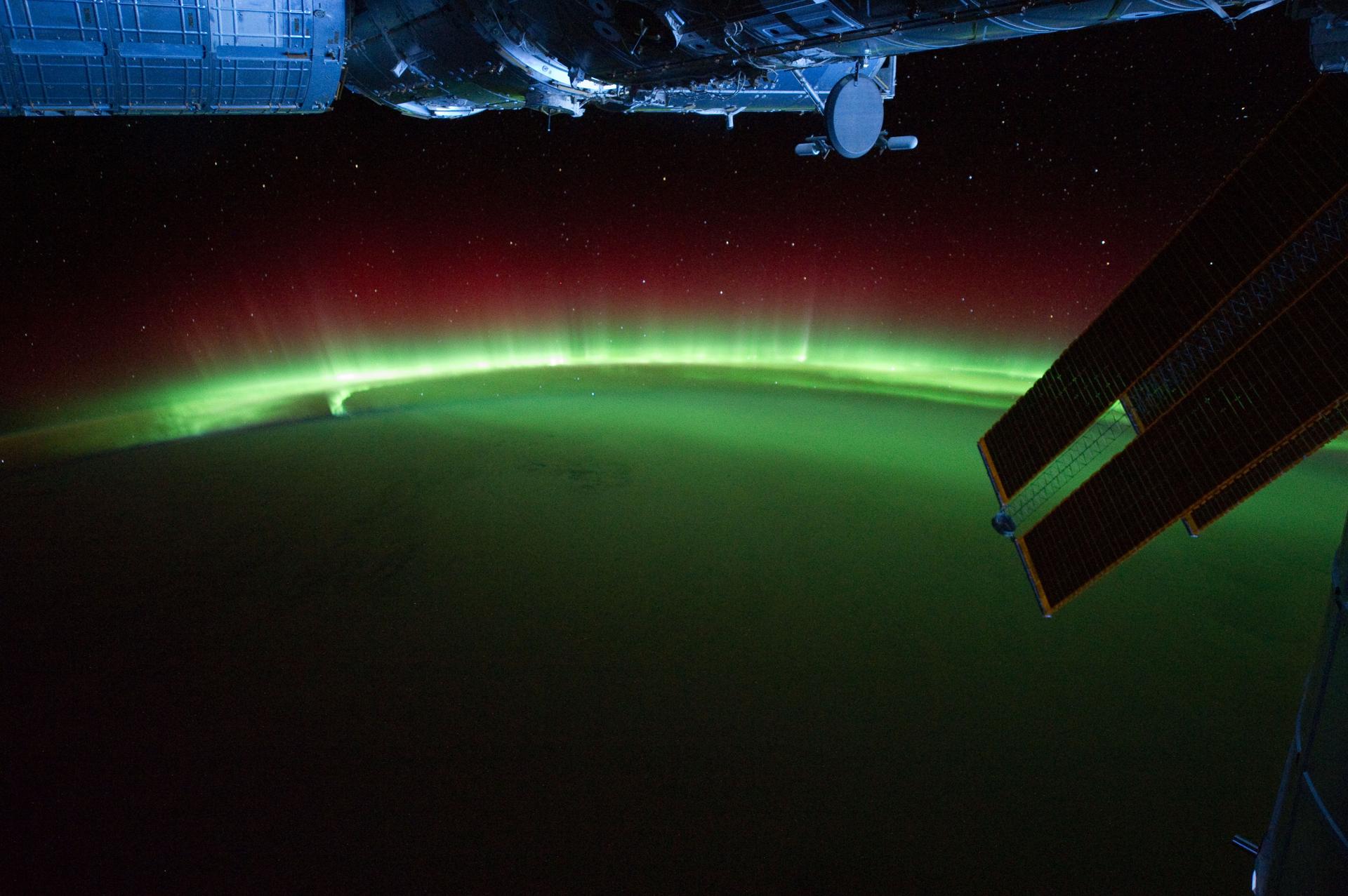 15 cautivadoras fotografías de auroras vistas desde el espacio
