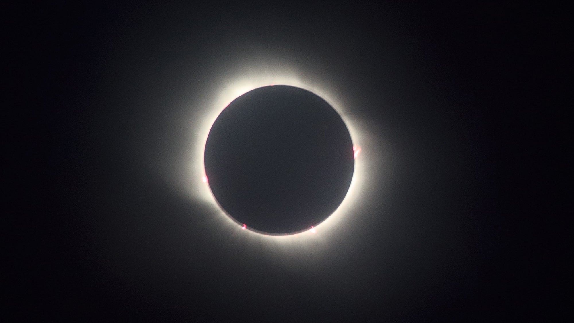 ¿Por qué ocurren los eclipses solares?