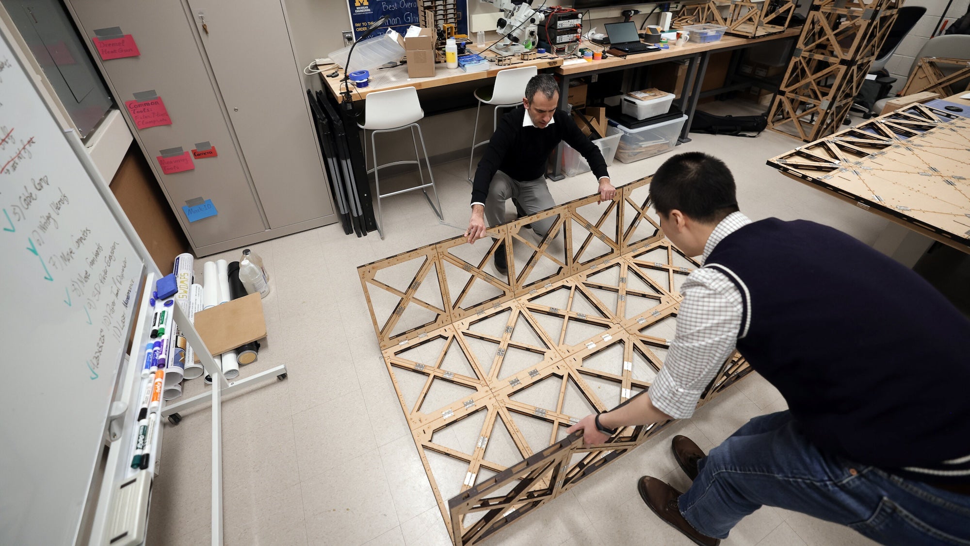 Puentes flexibles y resistentes inspirados en origami podrían ayudar a navegar en zonas de desastre