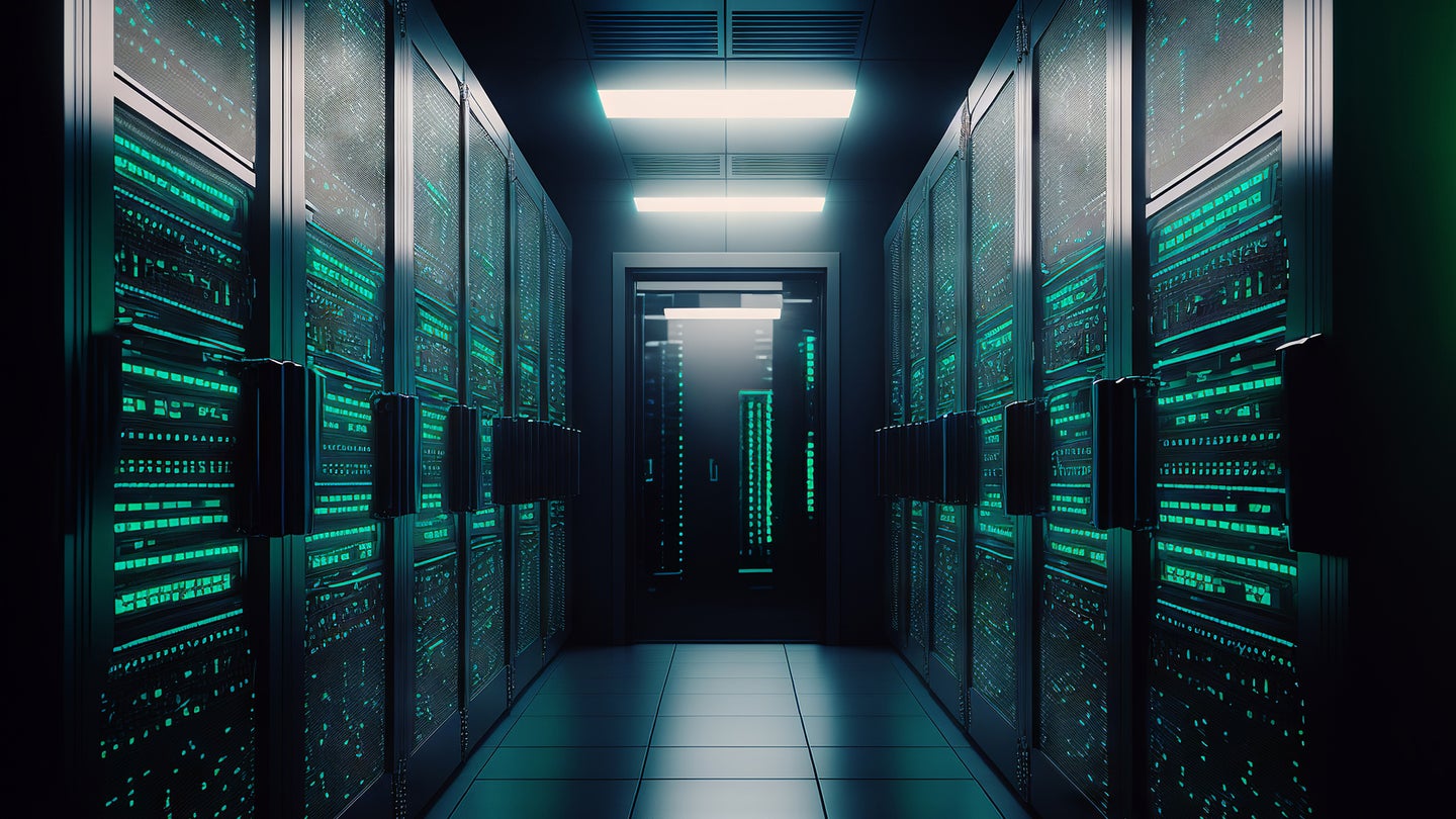 центр обработки данных, темный коридор, флуоресцентный свет зеленого оттенка