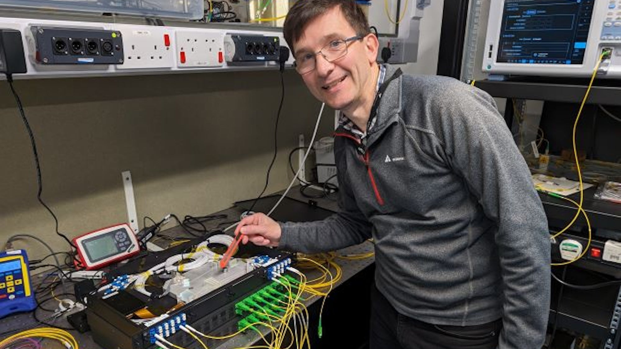 Los investigadores desbloquean la conexión de fibra óptica 1,2 millones de veces más rápido que la banda ancha