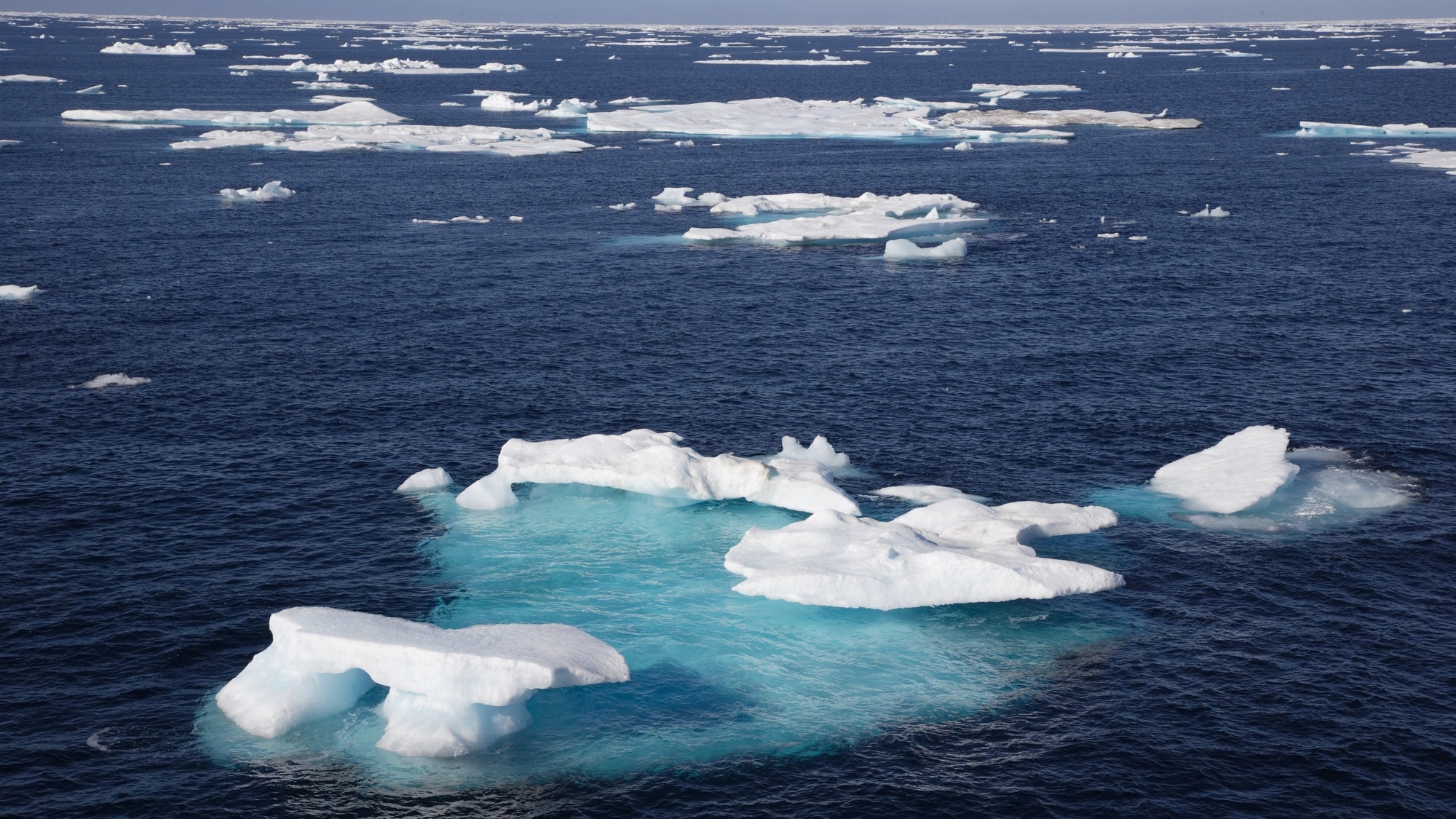 El derretimiento del hielo convierte al Ártico en el objetivo de un nuevo cable de Internet en aguas profundas