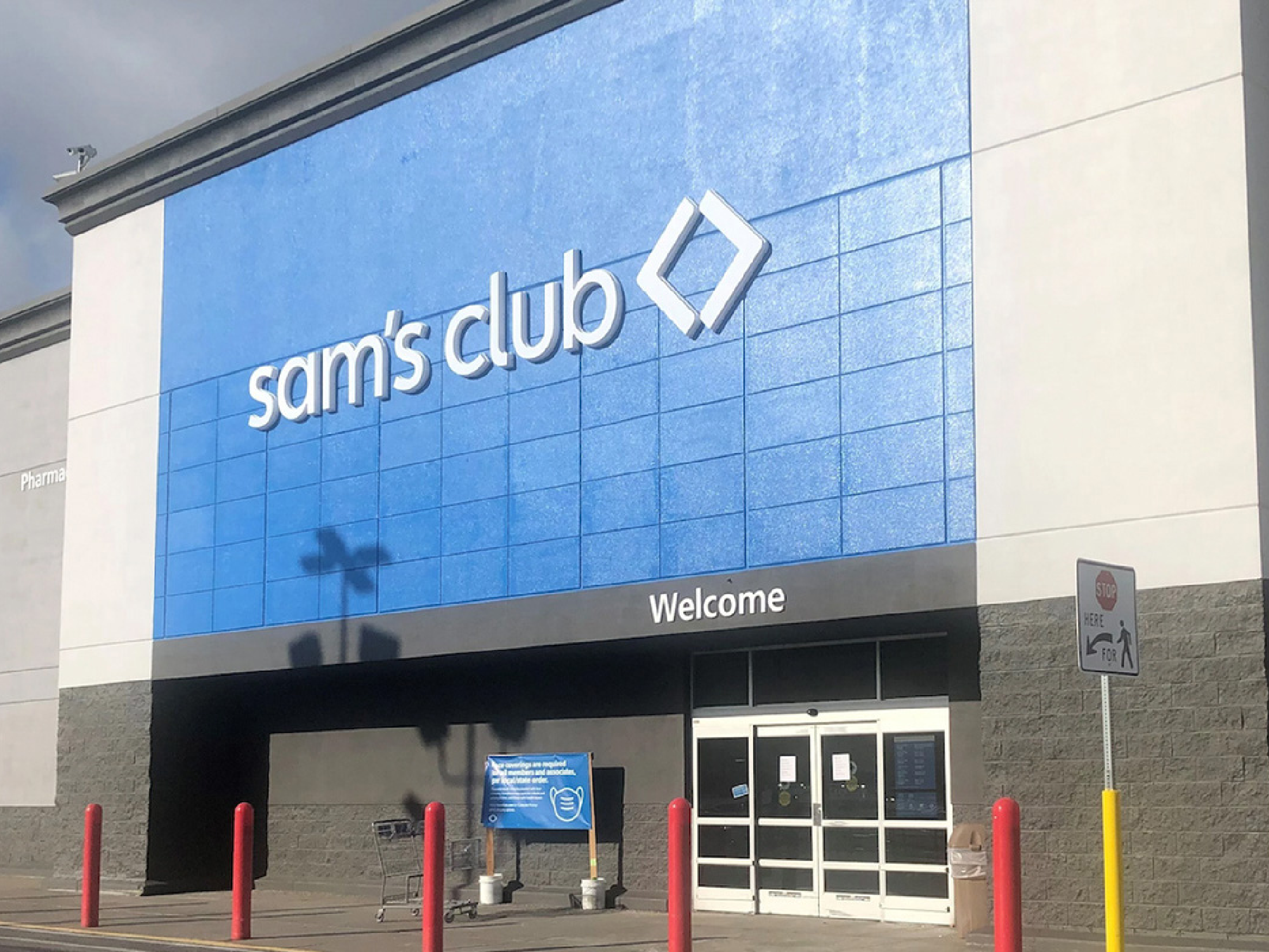 The exterior of a Sam's Club in the daylight.
