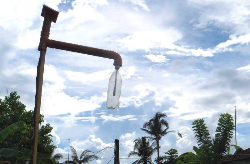 A soda-bottle street lamp