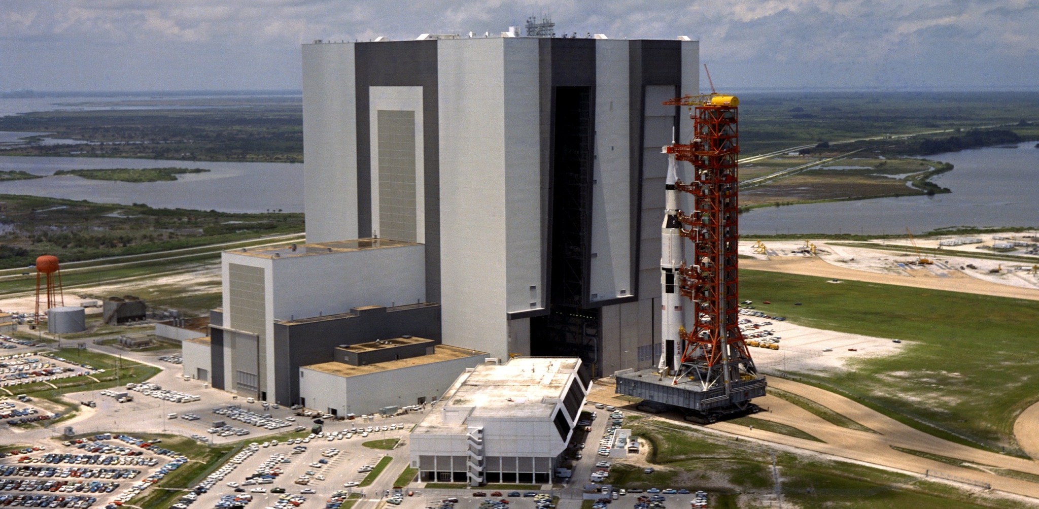 How The Noise Of Big Rockets Breaks Apart Buildings
