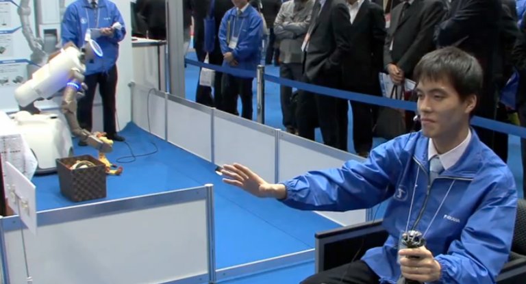 Remotely Operated Via Kinect, Handy Robot Cleans Your House