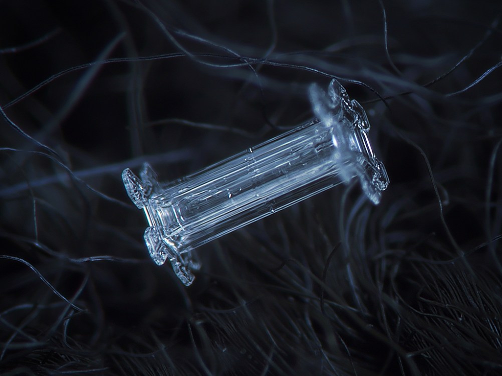 How a snowflake gets its shape