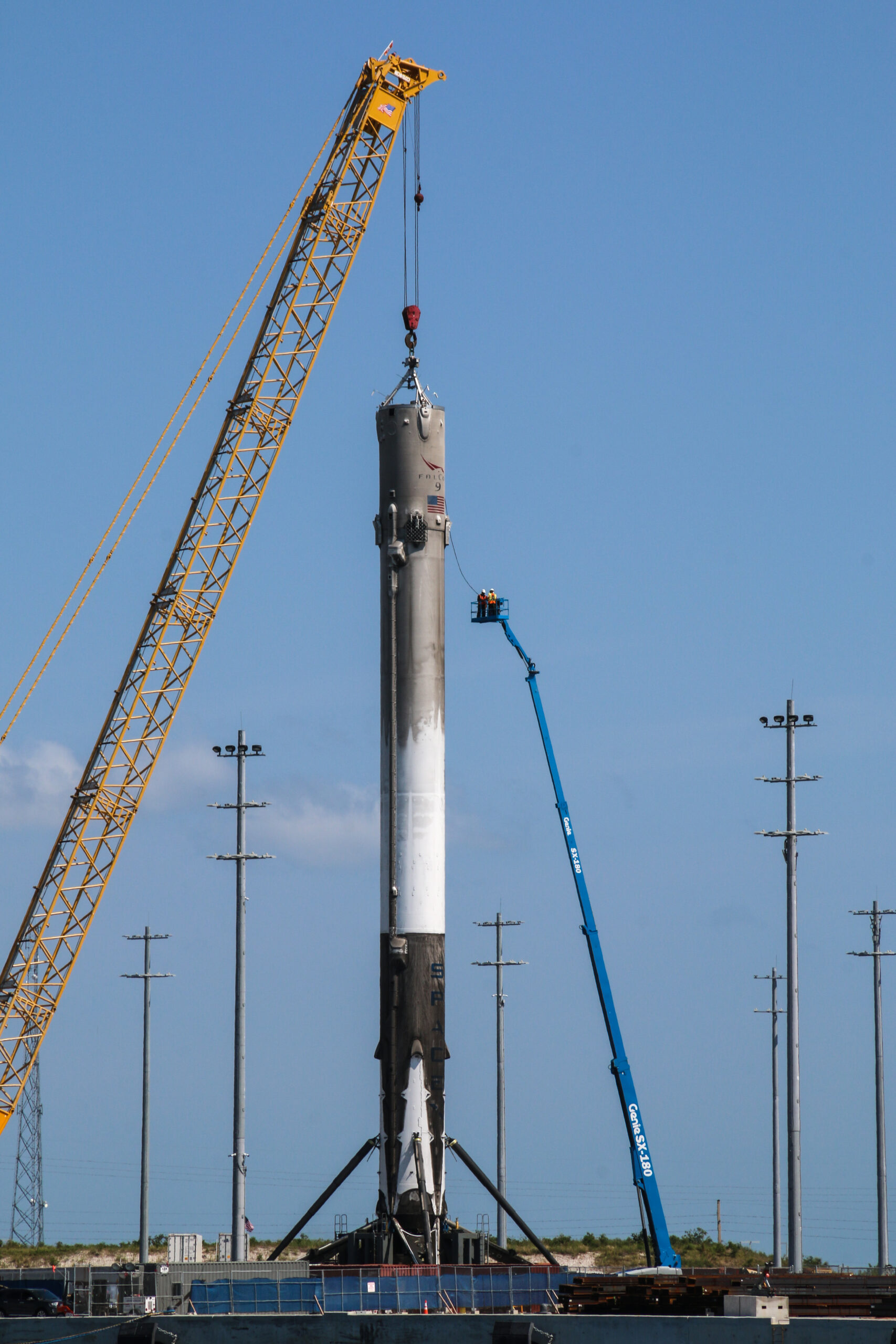 Loading A Rocketship This Is How SpaceX Unloads A 15-Story Rocket Off A Drone Ship