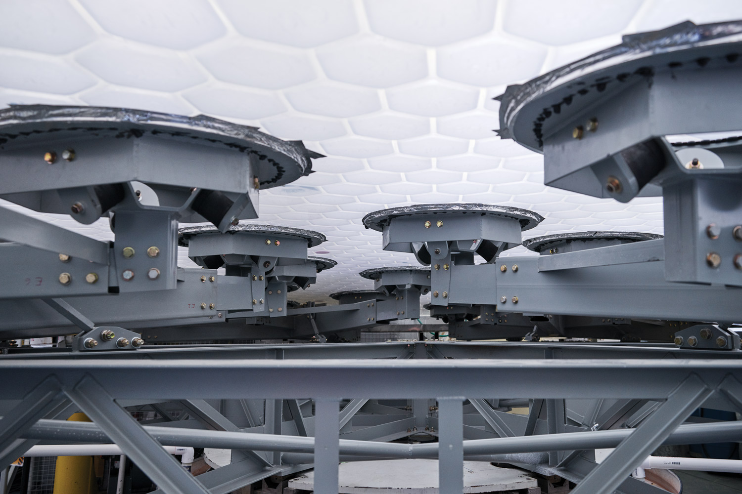 Load spreaders under the glass